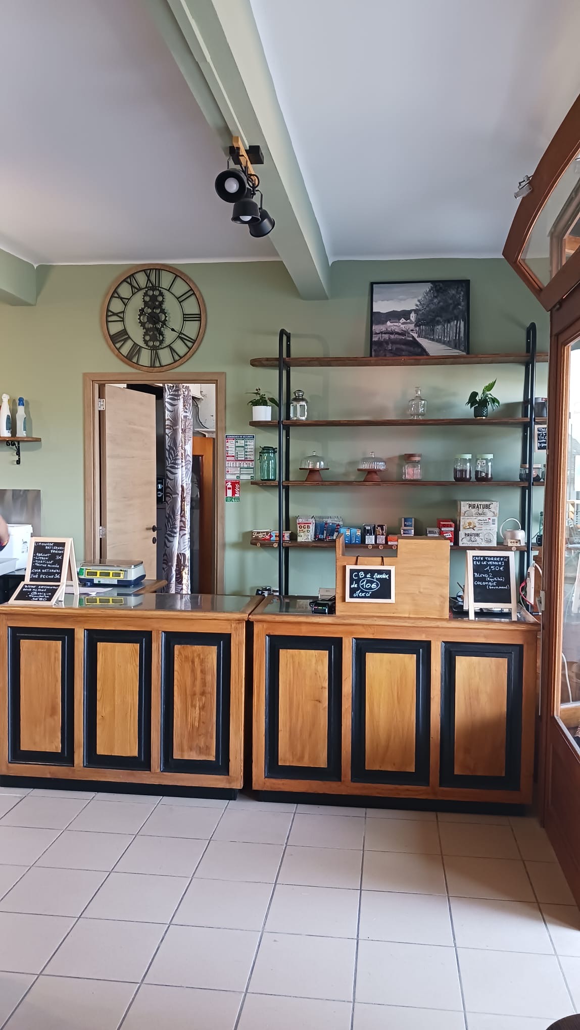 Le comptoir de L'Épicerie qui fait lire, avec l'ardoise des cafés torréfiés en Cévennes et le service tabac
